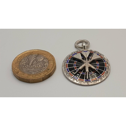 874 - IN 1! A STERLING SILVER DARTBOARD AND DARTS PENDANT. 9.3G. 2.5CM. SC5089