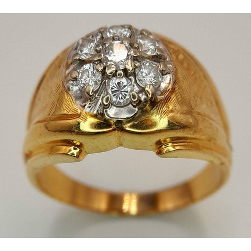 89 - AN 18K YELLOW GOLD DIAMOND SET RING. CENTRAL BRILLIANT ROUND CUT DIAMOND WITH A DIAMOND SURROUND -  ... 