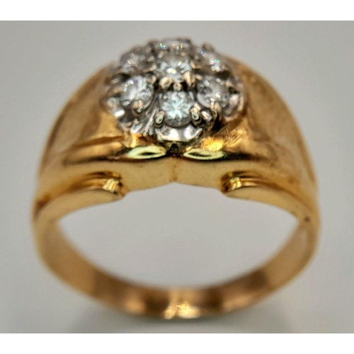 89 - AN 18K YELLOW GOLD DIAMOND SET RING. CENTRAL BRILLIANT ROUND CUT DIAMOND WITH A DIAMOND SURROUND -  ... 