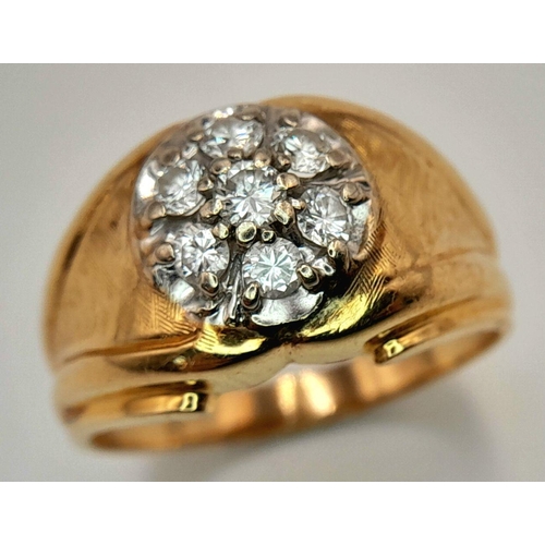 89 - AN 18K YELLOW GOLD DIAMOND SET RING. CENTRAL BRILLIANT ROUND CUT DIAMOND WITH A DIAMOND SURROUND -  ... 