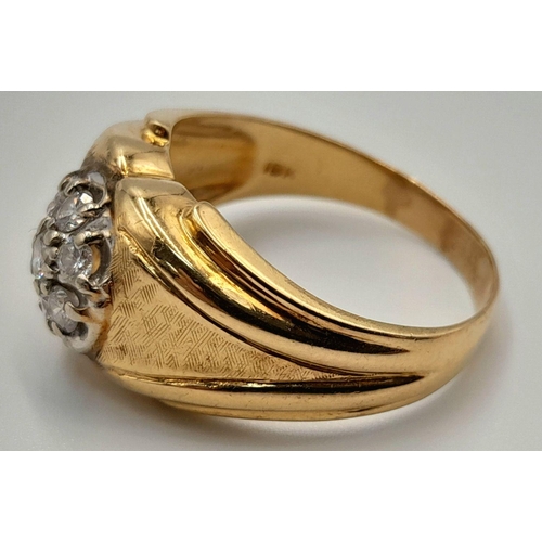 89 - AN 18K YELLOW GOLD DIAMOND SET RING. CENTRAL BRILLIANT ROUND CUT DIAMOND WITH A DIAMOND SURROUND -  ... 