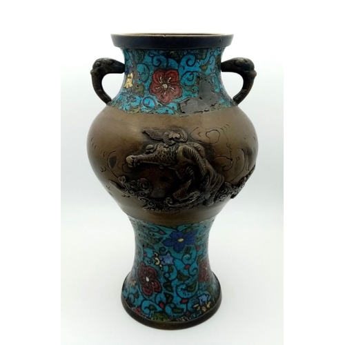 1586 - An Early 19th Century Qing Dynasty Bronze Vase. Wonderful Decorative Ornate Foo Dogs Chiselled onto ... 