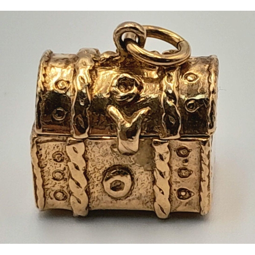 172 - A 9K YELLOW GOLD TREASURE CHEST CHARM/PENDANT WHICH OPENS TO REVEAL GOLD TREASURE. 5.5G. SC5021