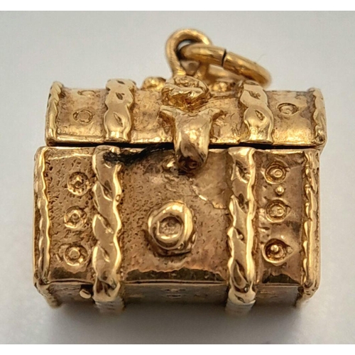 172 - A 9K YELLOW GOLD TREASURE CHEST CHARM/PENDANT WHICH OPENS TO REVEAL GOLD TREASURE. 5.5G. SC5021