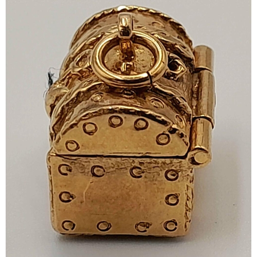 172 - A 9K YELLOW GOLD TREASURE CHEST CHARM/PENDANT WHICH OPENS TO REVEAL GOLD TREASURE. 5.5G. SC5021