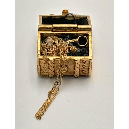 172 - A 9K YELLOW GOLD TREASURE CHEST CHARM/PENDANT WHICH OPENS TO REVEAL GOLD TREASURE. 5.5G. SC5021