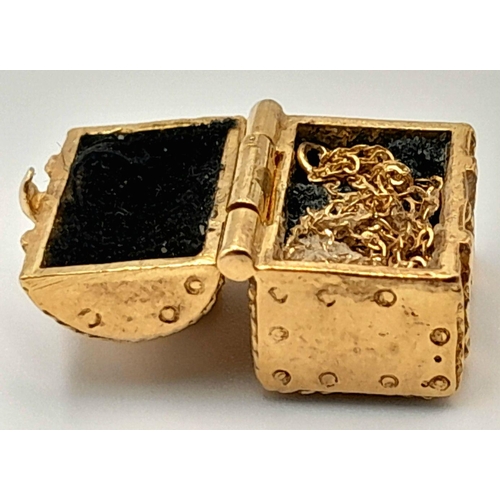 172 - A 9K YELLOW GOLD TREASURE CHEST CHARM/PENDANT WHICH OPENS TO REVEAL GOLD TREASURE. 5.5G. SC5021