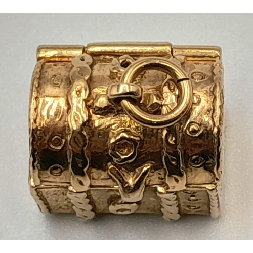 172 - A 9K YELLOW GOLD TREASURE CHEST CHARM/PENDANT WHICH OPENS TO REVEAL GOLD TREASURE. 5.5G. SC5021