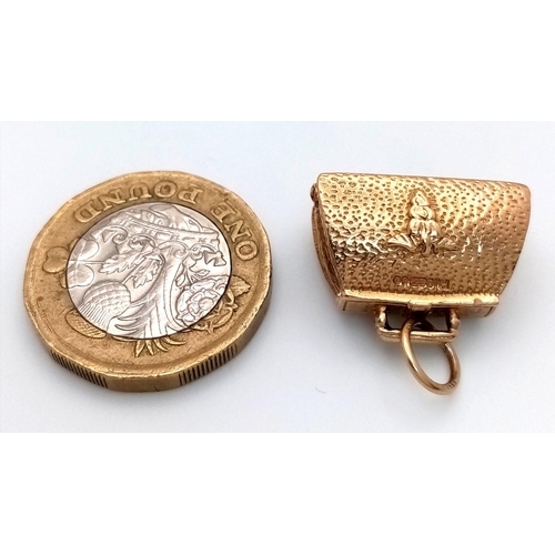 179 - A 9K YELLOW GOLD MIDWIVES BAG CHARM/PENDANT - 6.4G. WHICH OPENS TO REVEAL A BABY INSIDE. 2CM. SC5030... 