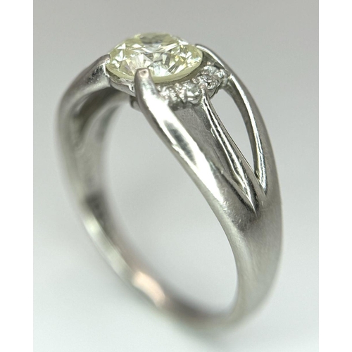 316 - A Stunning 900 Platinum 1.5ct (SI2) Tinted Yellow Diamond Ring. Brilliant round cut central diamond ... 