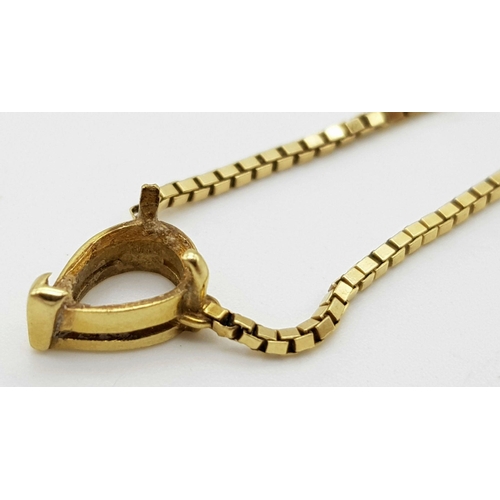 352 - An 18K Yellow Gold Venetian Link Necklace with a Stone Ready Empty Pendant. 36cm. 3.8g weight.