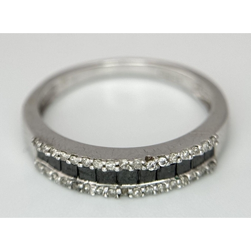 453 - A 9K WHITE GOLD DIAMOND AND SAPPHIRE THREE ROW RING. 2.2G. SIZE M.