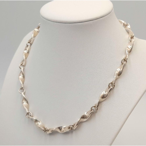 488 - A STERLING SILVER FANCY TWISTED LINK NECKLACE. 34.7G 40CM. SC5084.