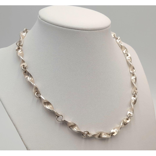 488 - A STERLING SILVER FANCY TWISTED LINK NECKLACE. 34.7G 40CM. SC5084.