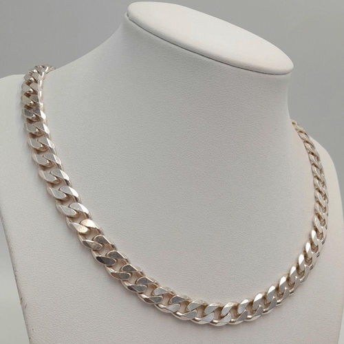 551 - A STERLING SILVER HEAVY CURB CHAIN.  50CM. 74G. SC5082.