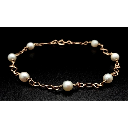 709 - A 9K Yellow Gold and Pearl Bracelet. 16cm. 4g total weight.