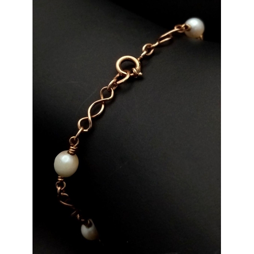 709 - A 9K Yellow Gold and Pearl Bracelet. 16cm. 4g total weight.