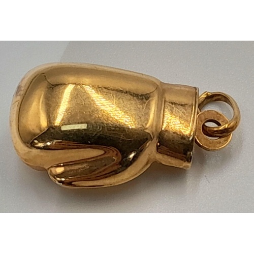 747 - A 9K YELLOW GOLD BOXING GLOVE PENDANT/CHARM. 1.6G.
2CM. 8821