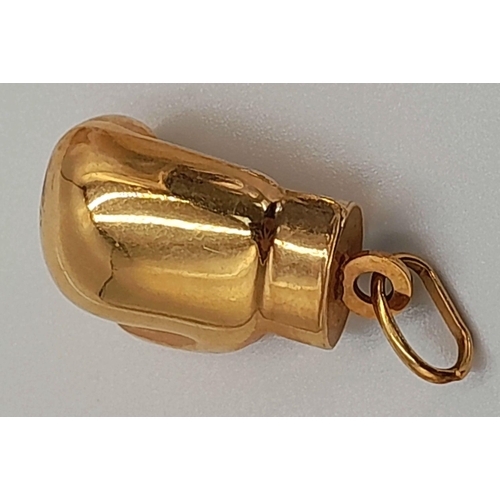 747 - A 9K YELLOW GOLD BOXING GLOVE PENDANT/CHARM. 1.6G.
2CM. 8821