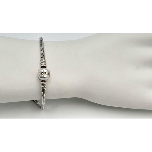 881 - A PANDORA STERLING SILVER MOMENTS BRACELET. 15.5G.
18CM. SC5090