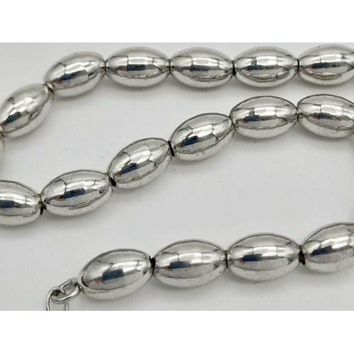 1007 - A STERLING SILVER BEAN SHAPED BRACELET. 3.6G. SC5074.
18CM.