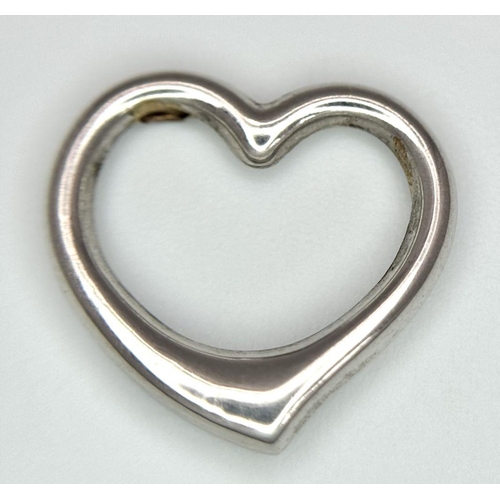 1042 - A 9K WHITE GOLD OPEN HEART PENDANT - 0.4G. SC5003