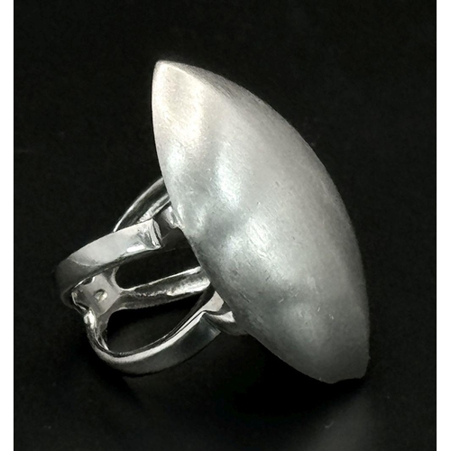 993 - A STERLING SILVER MARQUISE SHAPED MATT FINISH RING. 16G. SIZE O. SC5072