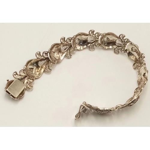 901 - A Vintage Shell Design Silver Filigree Bracelet 21cm Length. 19.68 Grams Weight