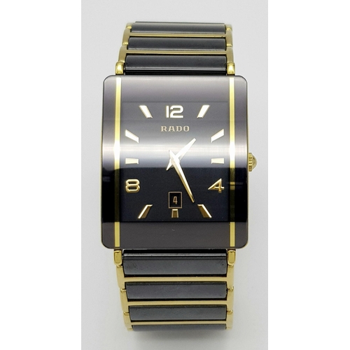 156 - A RADO DIASTAR WATCH, CERAMIC AND GOLD TONE BRACELET AND CASE, COMES IN ORIGINAL BOX AND PAPERS AND ... 