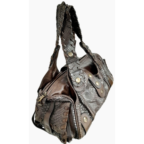 333 - A Fendi Leather Snakeskin Shoulder Bag. Brown leather exterior with snakeskin texture, brass-toned h... 