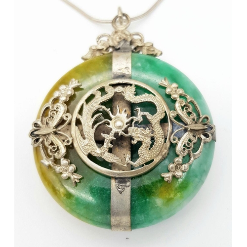 422 - A TWO COLOUR JADE PENDANT ON A SILVER NECKLACE . Ref: EMAN 5001