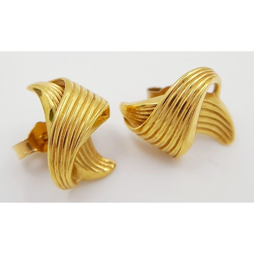 104 - Beautiful pair of 9 carat GOLD SCULPTED KNOT EARRINGS. Presented in jewellers earring box.  3.2 gram... 