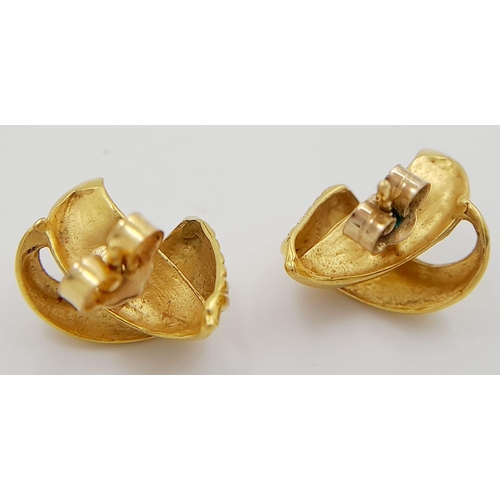 104 - Beautiful pair of 9 carat GOLD SCULPTED KNOT EARRINGS. Presented in jewellers earring box.  3.2 gram... 