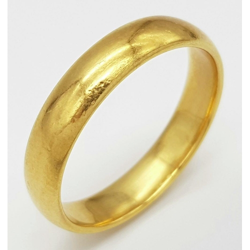 15 - AN 18K GOLD BAND RING .    6.6gms    size V