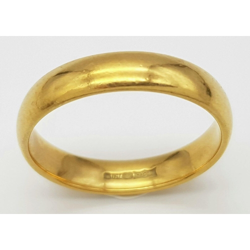 15 - AN 18K GOLD BAND RING .    6.6gms    size V