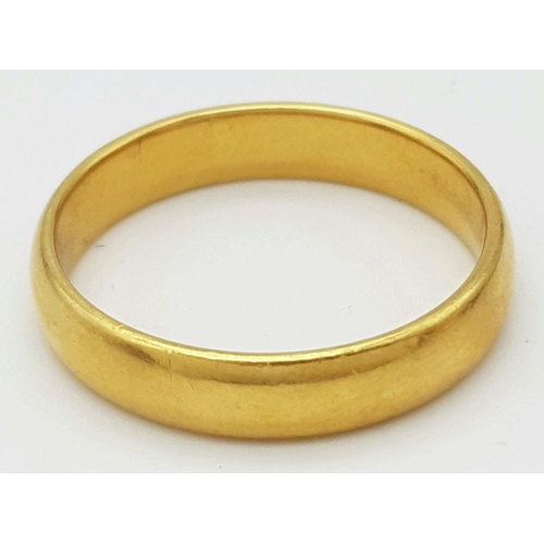 15 - AN 18K GOLD BAND RING .    6.6gms    size V