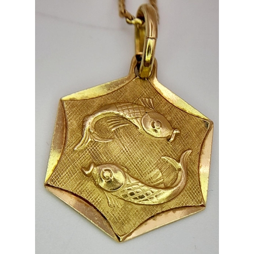 198 - AN 18K GOLD PISCES PENDANT ON A 52cms 18K GOLD FINE CHAIN .    6.6gms