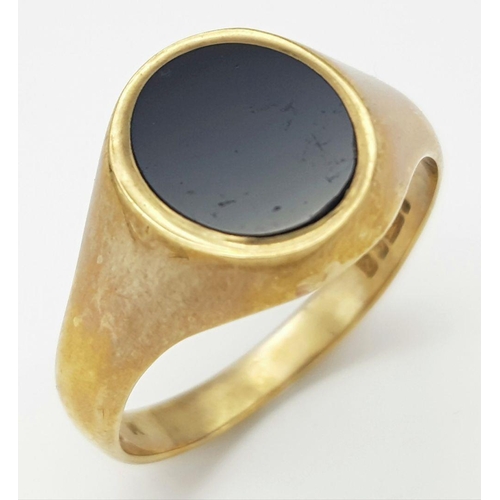 263 - A GENTS 9K GOLD SIGNET RING WITH BLACK ONYX CENTRE STONE.    6.8gms    size Z