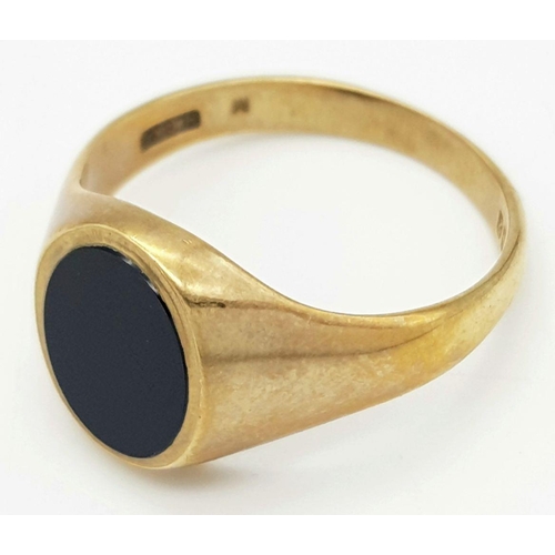 263 - A GENTS 9K GOLD SIGNET RING WITH BLACK ONYX CENTRE STONE.    6.8gms    size Z