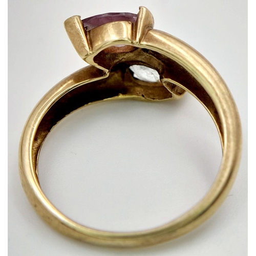 284 - A VERY ATTRACTIVE 9K GOLD STONE SET DRESS RING IN CROSSOVER STYLE .    2.6gms      size N/Q