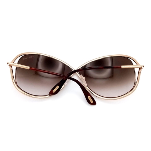 319 - A Pair of Fashionable Tom Ford Ladies Sunglasses. Comes with pouch and case. ref: 18762