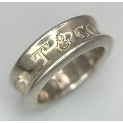 570 - A Tiffany Sterling Silver Ring. Size M. 9.6g. ref: STK019649