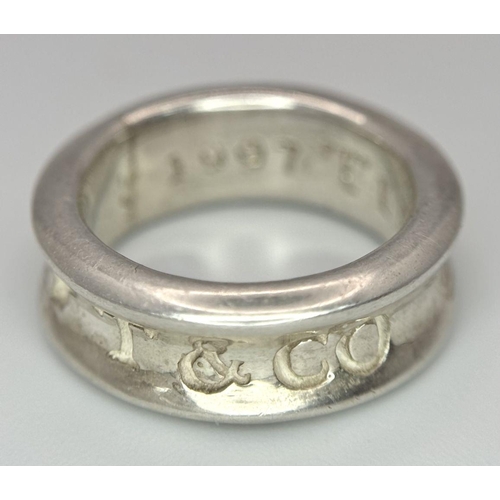 570 - A Tiffany Sterling Silver Ring. Size M. 9.6g. ref: STK019649