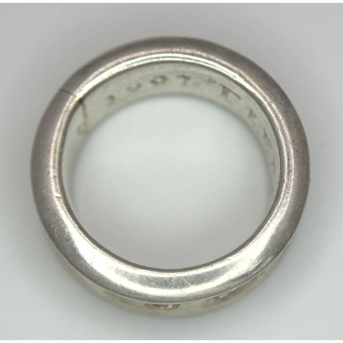 570 - A Tiffany Sterling Silver Ring. Size M. 9.6g. ref: STK019649