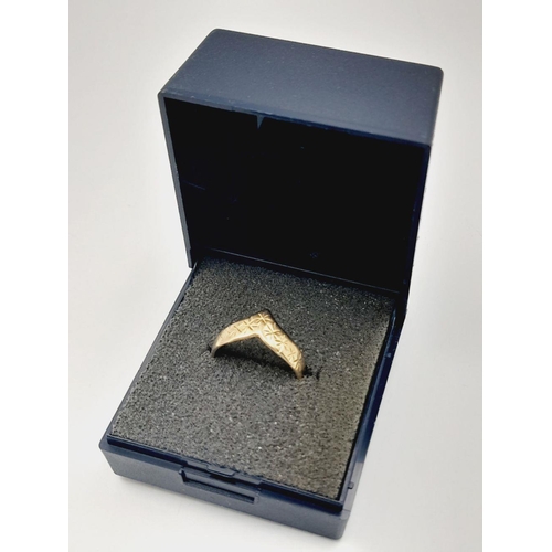 1072 - Vintage 9 carat GOLD RING  Chevron Wishbone style. Nicely decorated to top. Full UK hallmark. Comple... 