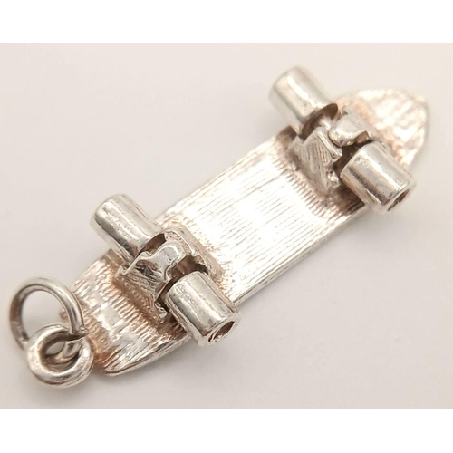 1185 - A STERLING SILVER SKATEBOARD CHARM / PENDANT 3.3G WITH MOVING WHEELS. Ref: H 5013