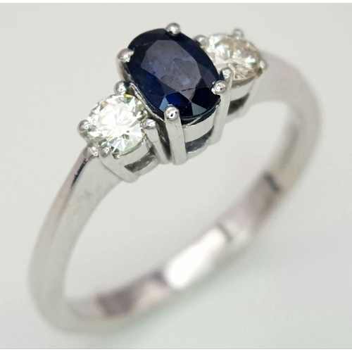 163 - AN 18K WHITE GOLD DIAMOND & SAPPHIRE 3 STONE RING, 0.25CT DIAMONDS & 0.50CT OVAL SAPPHIRE CENTRE, 4.... 