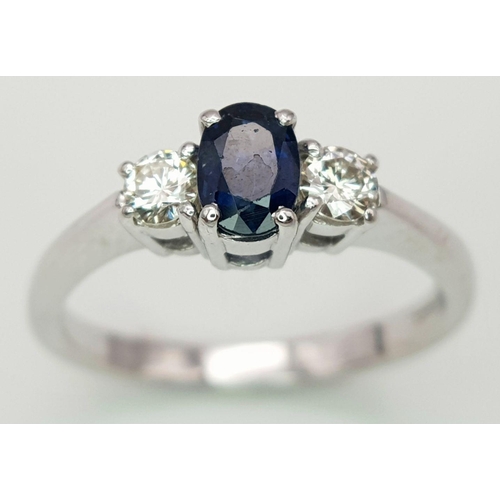 163 - AN 18K WHITE GOLD DIAMOND & SAPPHIRE 3 STONE RING, 0.25CT DIAMONDS & 0.50CT OVAL SAPPHIRE CENTRE, 4.... 