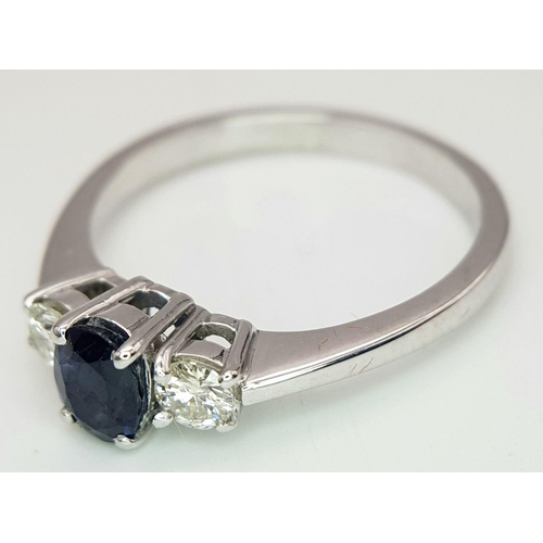 163 - AN 18K WHITE GOLD DIAMOND & SAPPHIRE 3 STONE RING, 0.25CT DIAMONDS & 0.50CT OVAL SAPPHIRE CENTRE, 4.... 