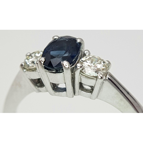 163 - AN 18K WHITE GOLD DIAMOND & SAPPHIRE 3 STONE RING, 0.25CT DIAMONDS & 0.50CT OVAL SAPPHIRE CENTRE, 4.... 